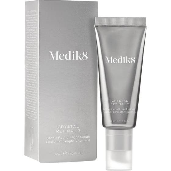 Medik8 Crystal Retinal 3 30ml förnyande nattserum med vitamin A i silvrig tub och box som ger huden lyster.