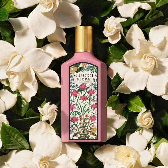 Gucci Flora Gorgeous 100 ml blommig parfym gardenia i rosa flaska med guldkork omgiven av vita blommor