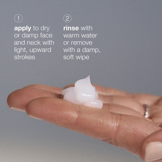 Dermalogica UltraCalming Cleanser 500 ml lugnande hudvård där vit gel trycks ut i handen för daglig rengöring reaktiv hud