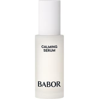 Babor Skinovage Calming Serum 30 ml lugnande ansiktsserum i en frostad glasflaska med vitt lock.