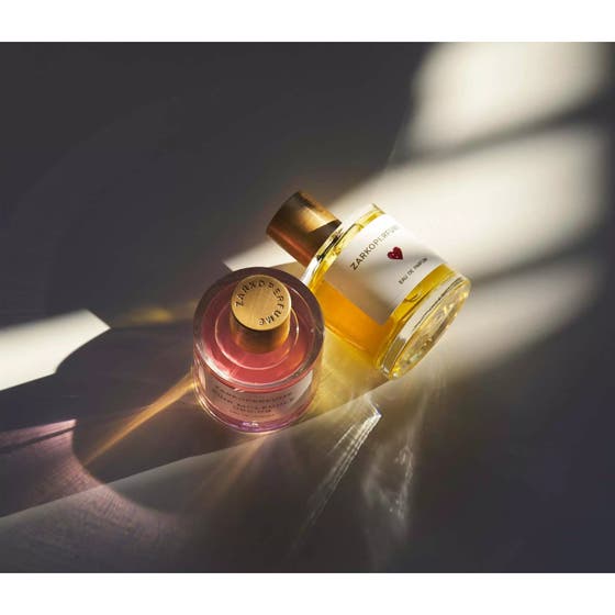 Zarkoperfume Sending Love 100 ml Eau de Parfum med rött hjärta på etiketten och guldkork i ljus miljö