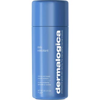 Dermalogica Daily Milkfoliant 74 g dermalogica peeling pulver som ger len hy i en matt ljusblå plastflaska.