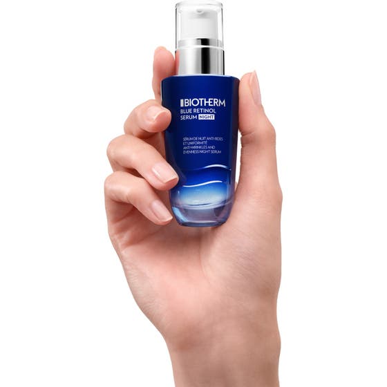 Biotherm Blue Retinol Serum 30 ml anti-rynk nattserum och kräm framför blå flytande texturer