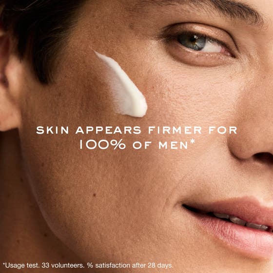 Nuxe Men Anti Age Cream 50 ml föryngrande ansiktskräm och serum i bruna förpackningar på en trädstam