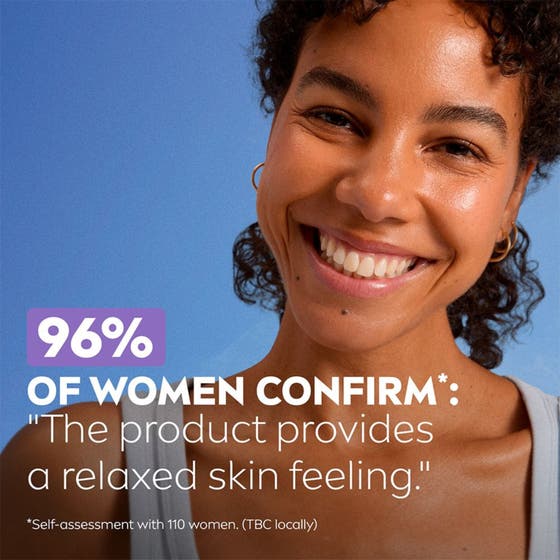 NIVEA Sensitive Cleansing Wipes 25 st sminkborttagning ger avslappnad hudkänsla på leende kvinna mot blå fond.