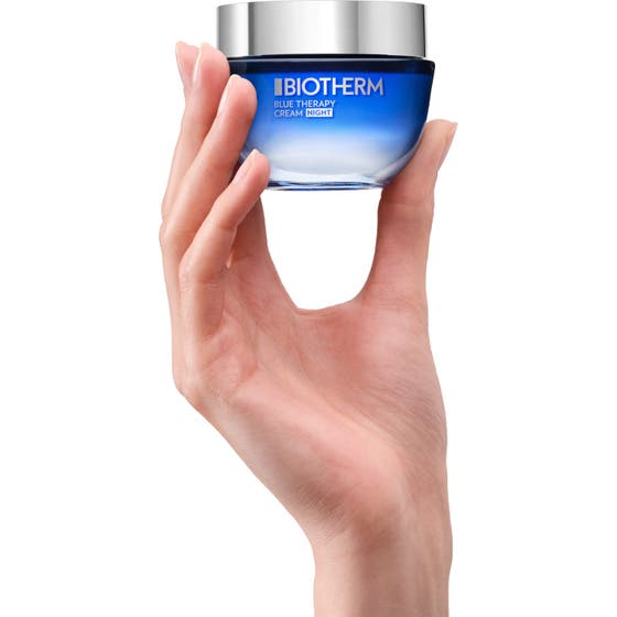 Biotherm Blue Therapy Night Cream 50 ml återfuktande nattkräm fuktkräm med fyllig vit textur i en öppen blå glasburk.