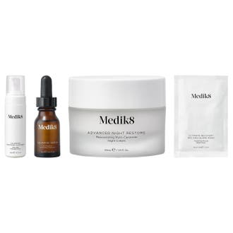 Medik8 hudvårdskit med anti-rodnad serum för känslig hud, vit rengöring, arkmask och nattkräm i frostad glasburk.