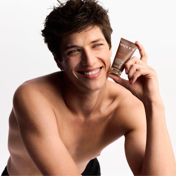 Nuxe Men Moist Gel 50 ml återfuktande ansiktskräm med hyaluronsyra visar vit gel som rinner ur en brun tub.