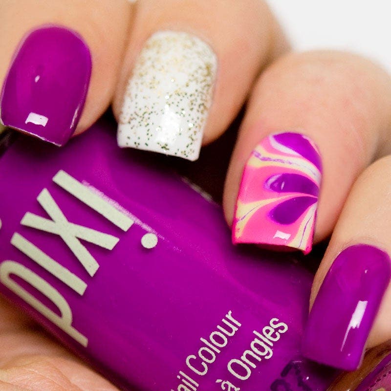 Lär dig vattenmarmorering för naglarna!