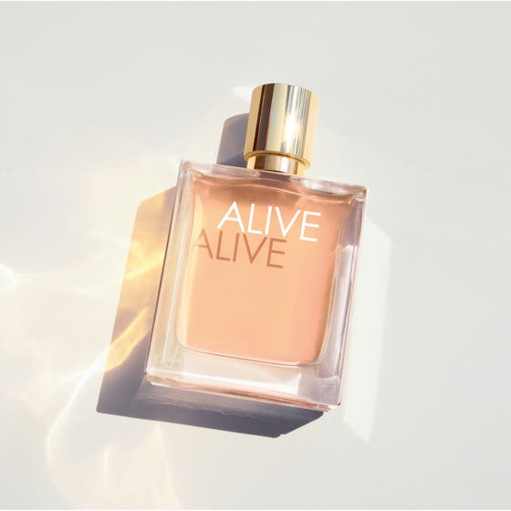 Hugo Boss Boss Alive EdP 80ml damparfym två eleganta glasflaskor med gulddetaljer mot en röd bakgrund