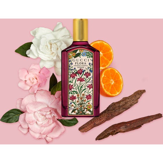 Gucci Gorgeous Gardenia Intense 50ml damparfym i mörkrosa glasflaska omgiven av gardenia och frisk apelsin