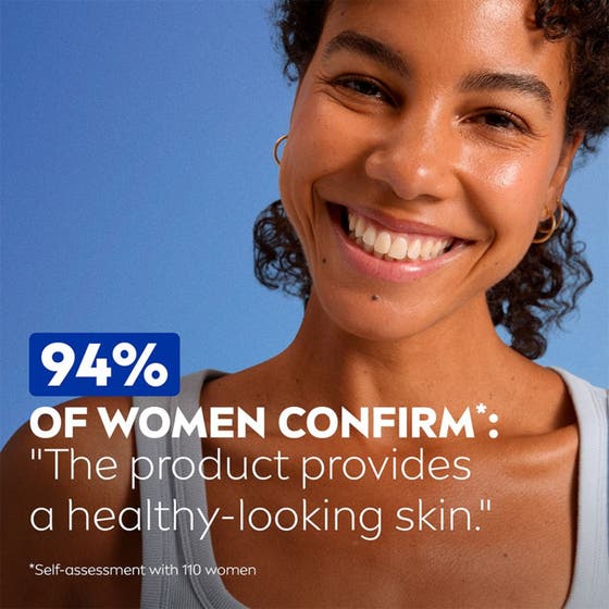 NIVEA Refreshing Cleansing Wipes 25 st ansiktsservetter 3-i-1 ger hälsosam hy på leende kvinna med texten 94 procent
