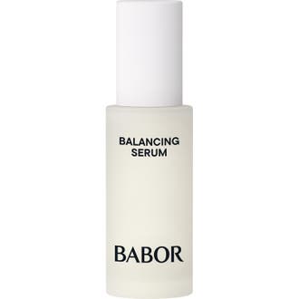 Babor Skinovage Balancing Serum 30 ml är ett balanserande serum som ger jämn hy i frostad flaska med vit kork.