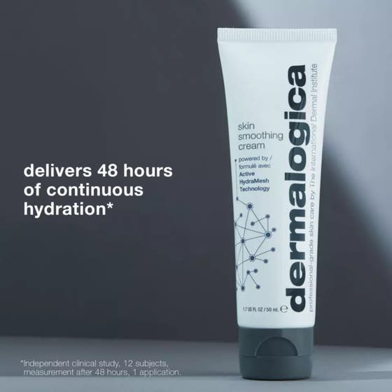 Dermalogica Skin Smoothing Cream 50 ml ansiktskräm som trycks ut ur tuben i en handflata.