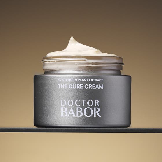 Babor DOC The Cure Cream 50 ml närbild på krämig textur med text om 15% Biogen Plant Extract för hudföryngring.