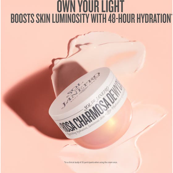 Sol de Janeiro Rosa Charmosa Dewy Cream 75 ml återfuktande body lotion i rosa burk omgiven av krämig textur.