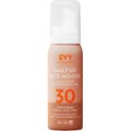 EVY Daily UV Face Mousse evy solskydd ansikte alla hudtyper med spf anti-age i en persikofärgad flaska med vit kork.