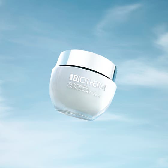 Biotherm Aquasource Hydra Barrier Cream 50 ml återfuktande dagkräm i vit glasburk med silverlock mot en blå himmel