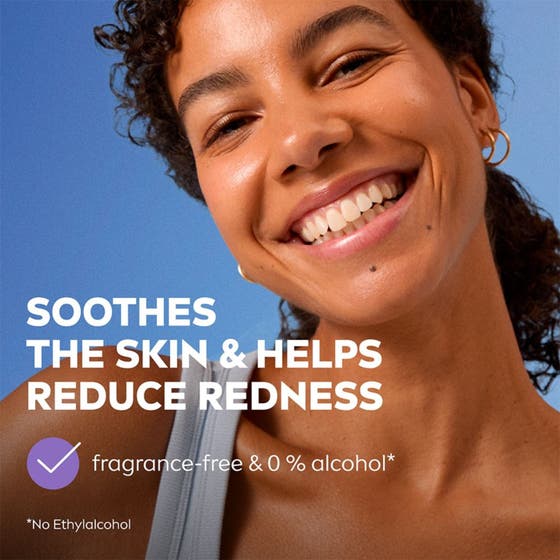 NIVEA Sensitive Cleansing Wipes 25 st lugnande ansiktsservetter på leende kvinna mot blå bakgrund