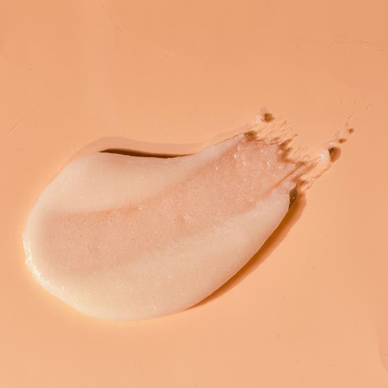 Tree Hut Shea Sugar Scrub Vanilla 510 g exfolierande body scrub omgiven av kulor av vit vaniljglass
