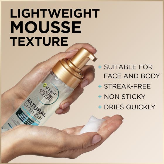 Garnier Ambre Solaire Natural Bronzer 200 ml brun utan sol mousse ger lyster baksida av genomskinlig flaska med pump