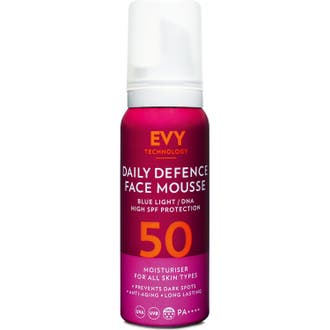 EVY Daily Defence Face Mousse 75 ml solskydd ansikte spf 50 blåljusskydd i rosa och lila flaska med vit kork