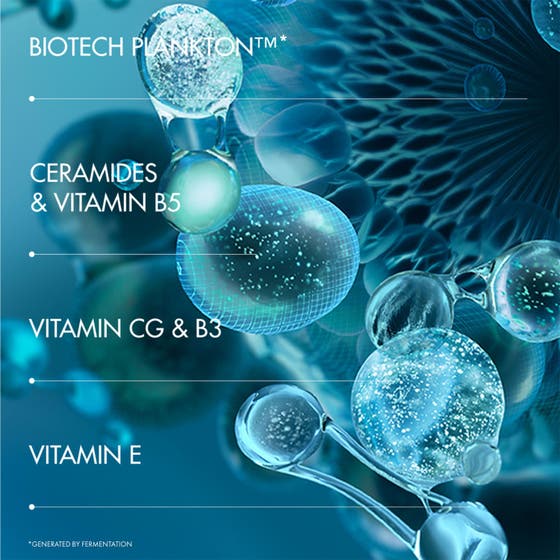 Biotherm Aquapower Advanced Gel 30 ml återfuktande dagkräm i mintgrön tub med silverlock som hålls i handen