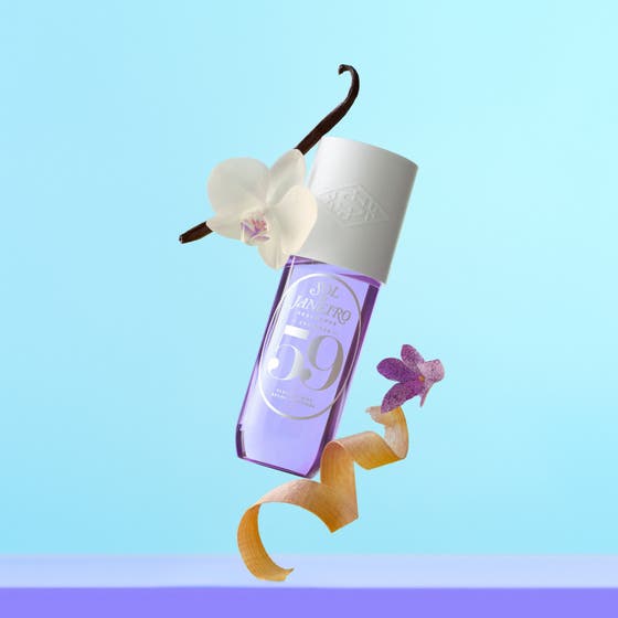 Sol de Janeiro Cheirosa 59 240 ml body mist lila flaska i en samling med färgglada parfymsprayer