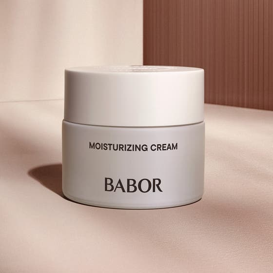 Babor Moisturizing Cream 50 ml återfuktande dagkräm i frostad glasburk bland Skinovage-serien på vita podier