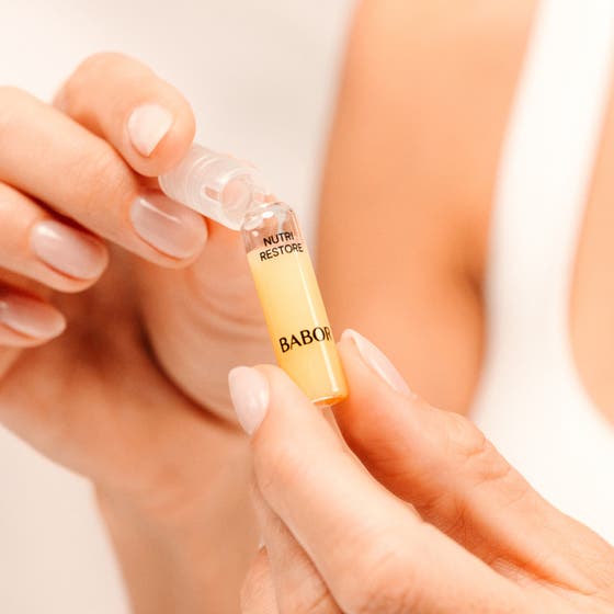 Babor Nutri Restore Ampoule 14 ml fuktgivande nutriampull som hälls i handen för en stark hudbarriär.