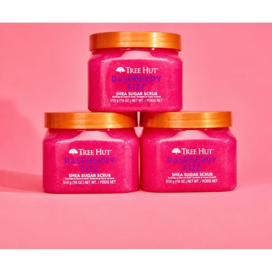 Tree Hut Shea Sugar Scrub Raspberry Fizz 510 g body scrub med rosa kornig textur och Danish Beauty Award 2026 emblem.