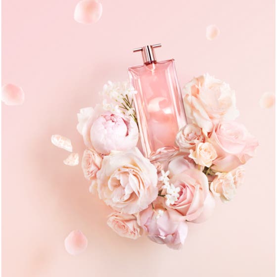 Lancôme Idôle 50 ml blommig elegant parfym i tunn glasflaska med roséguldsdetaljer framför en rosa ros