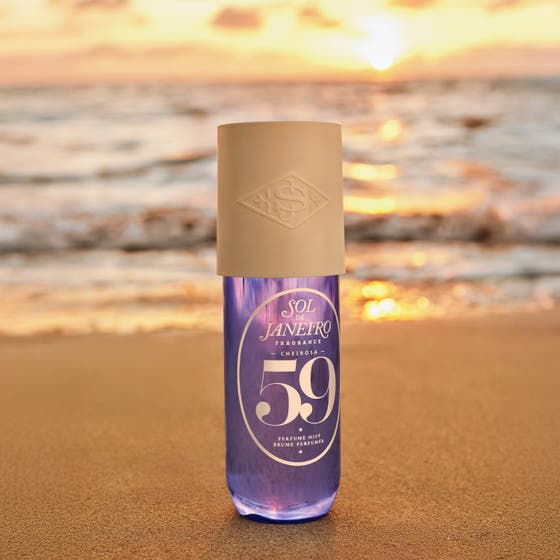 Sol de Janeiro Cheirosa 59 240ml body mist i lila sprayflaska som appliceras direkt på huden för en varm doft
