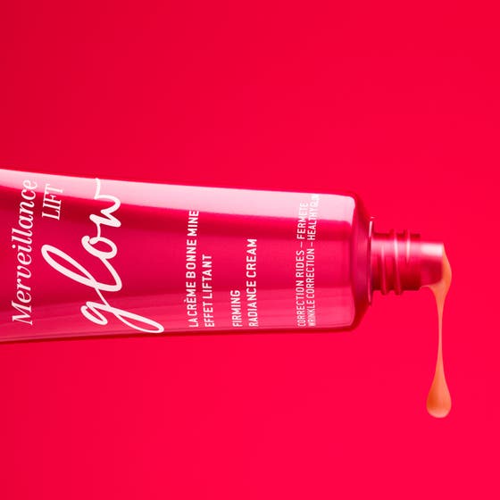 Nuxe Merveillance Lift Glow 50 ml uppstramande kräm ansikte visar en len persikofärgad textur med lyster.