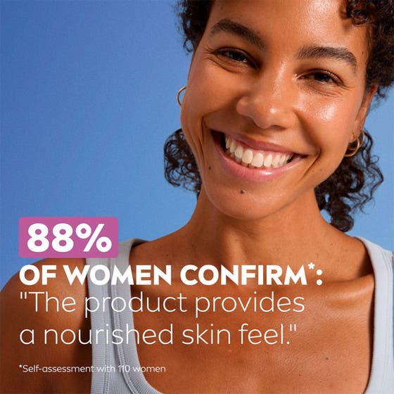NIVEA Gentle Cleansing Wipes 25 st 3-i-1 rengöringsservetter ansikte som mjukgör huden visas med en glad kvinna