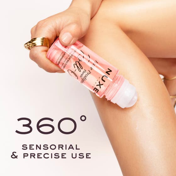 Nuxe Huile Prodigieuse Florale 60 ml lystergivande kroppsolja med skimrande gyllene droppar på rosa bakgrund