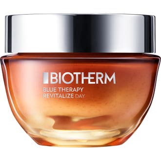 Biotherm Blue Therapy Revitalize Day 50 ml lystergivande dagkräm i en rund bärnstensfärgad glasburk med silverlock.