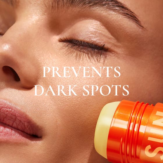 Nuxe Sun Stick Serum 25 g solkräm för ansiktet appliceras av kvinna och ger Anti-Aging Cellular Protection.