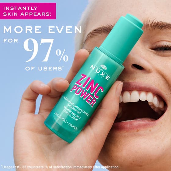 Nuxe Zinc Power Blemish And Spot Control Serum 30 ml mot orenheter i turkos flaska med lös pipett och en krämig droppe.