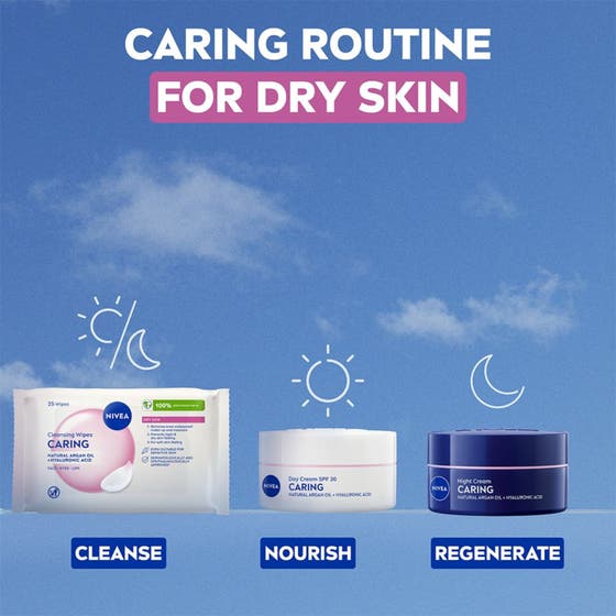 NIVEA Gentle Cleansing Wipes 25 st återfuktande rengöringsservetter på leende kvinna i solljus