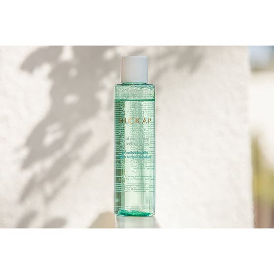 Hickap Mad Molecules Micellar Toner 150ml i ett dagligt hudvårds kit i genomskinlig flaska med vitt lock.