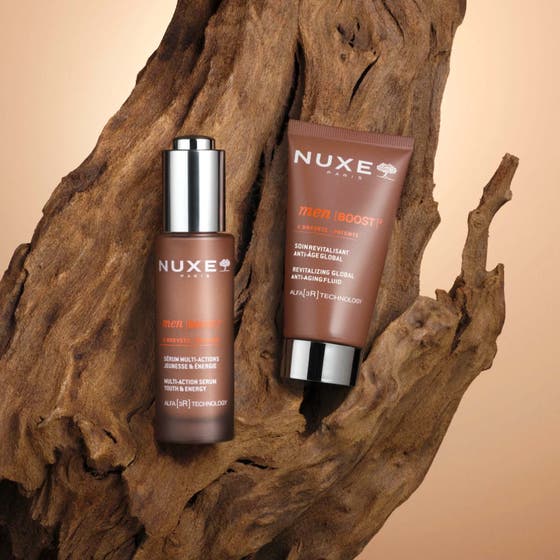 Nuxe Men Anti Age Cream 50 ml i en krämig vit formula som appliceras på huden för en fastare känsla.