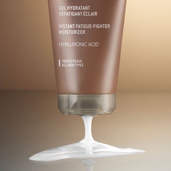 Nuxe Men Moist Gel 50 ml återfuktande ansiktskräm som hålls av en leende man i en livsstilsbild.