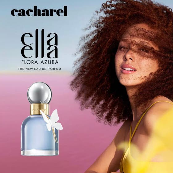 Cacharel Ella Ella Flora Azura 30 ml Eau de Parfum visar kvinna och ljusblå flaska med vit fjäril mot rosa bakgrund