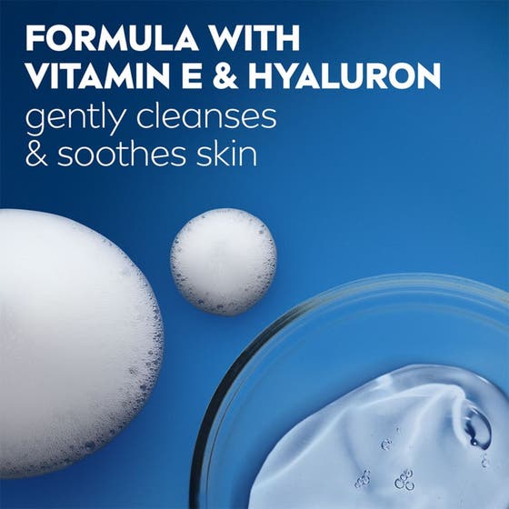 NIVEA MEN Shower Gel Sensitive 250 ml lugnande duschtvål i vit flaska på en hylla bredvid en gul tvättsvamp.