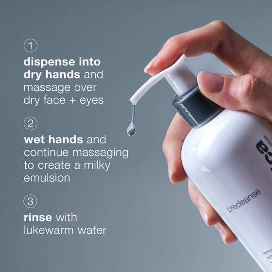 Dermalogica PreCleanse 295 ml ansiktsrengöring löser upp vattenfast smink i vit pumpflaska med vattendroppar.