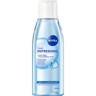 Nivea Toner Refreshing ansiktsvatten med lotusblomma för daglig rutin i en genomskinlig blå plastflaska.