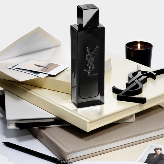 Yves Saint Laurent MYSLF Eau de Parfum 60 ml ysl herrparfym i svart glasflaska på en trave böcker och ljus