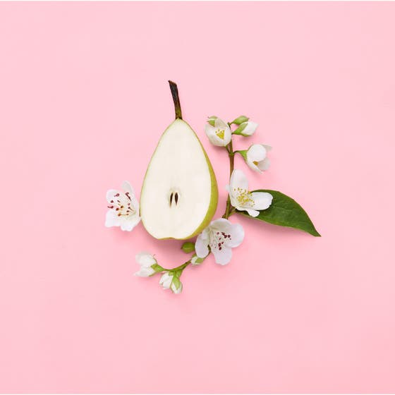 Gucci Flora Gorgeous Gardenia 50ml Eau de Parfum i rosa flaska omgiven av stora vita gardenior
